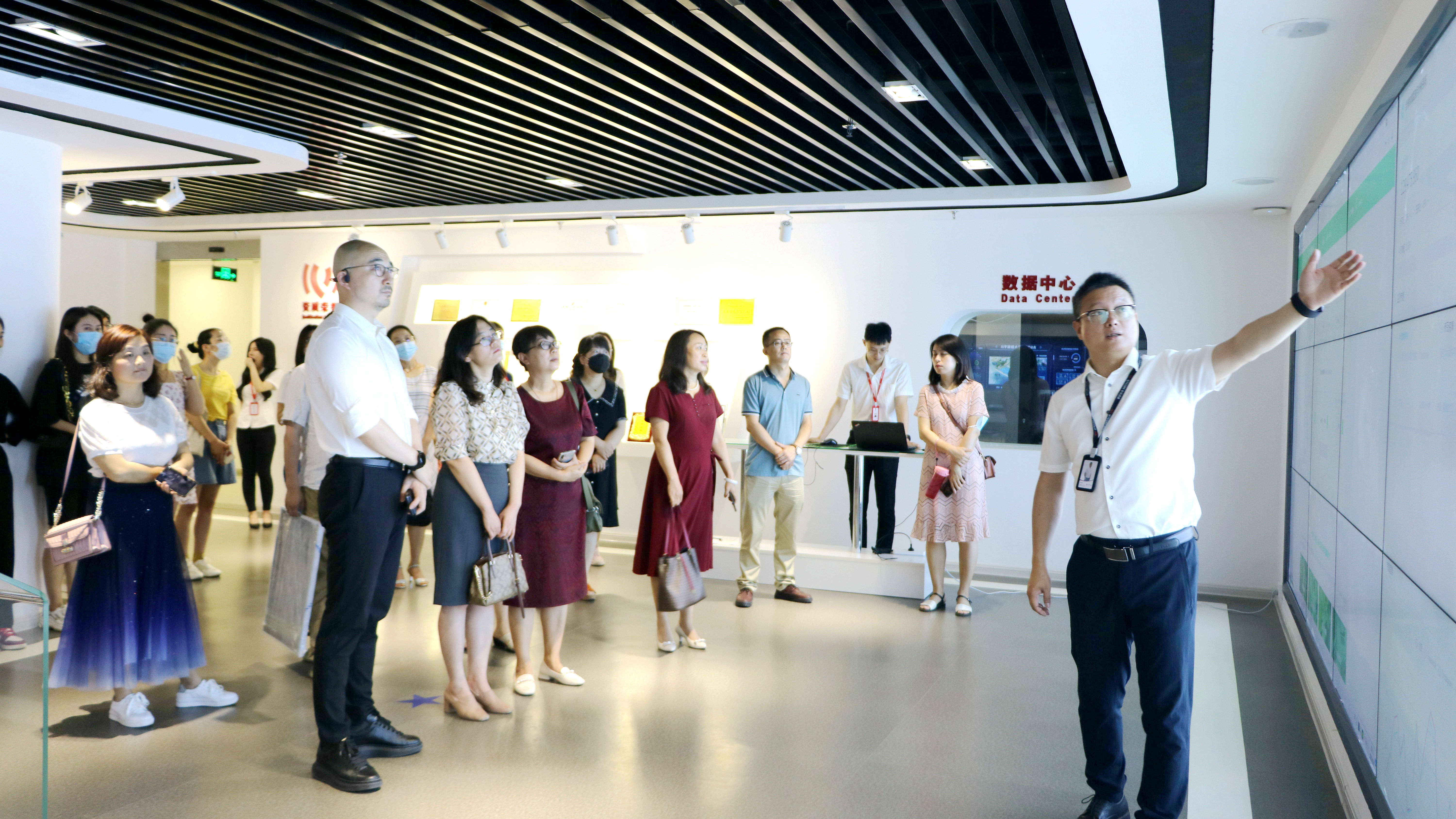 1623142838830434.jpg 3田虹霞一行參觀公司大數(shù)據(jù)與人工智能展廳.jpg